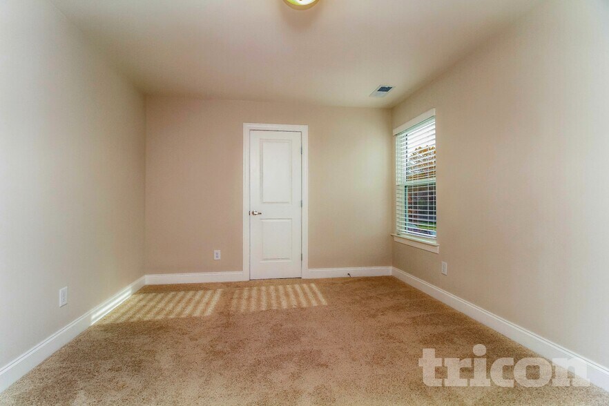 Building Photo - 121 Dimaggio Dr