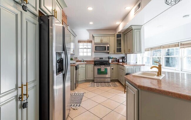 Building Photo - 148.5 Union St