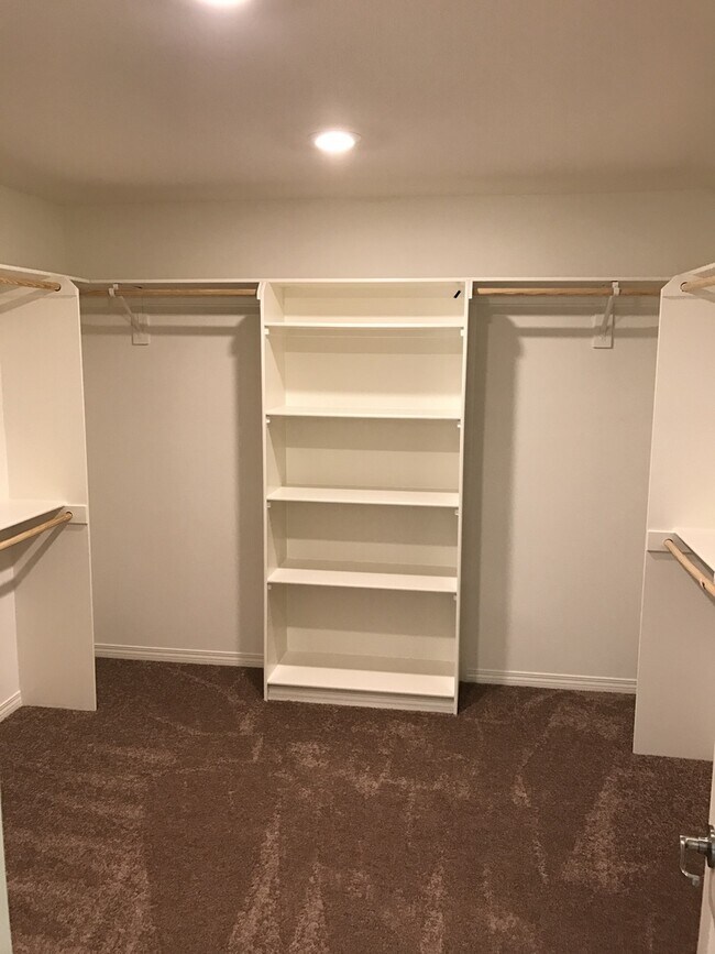 Building Photo - 5 bed home in RiverBend community, Eastvale schools