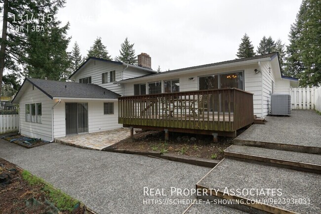 Building Photo - Spacious 4 Bedroom Bellevue House in Desir...