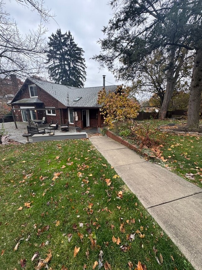 Building Photo - Spacious Private Oasis - 3 Bedroom 2 Bathroom House in Green Tree!