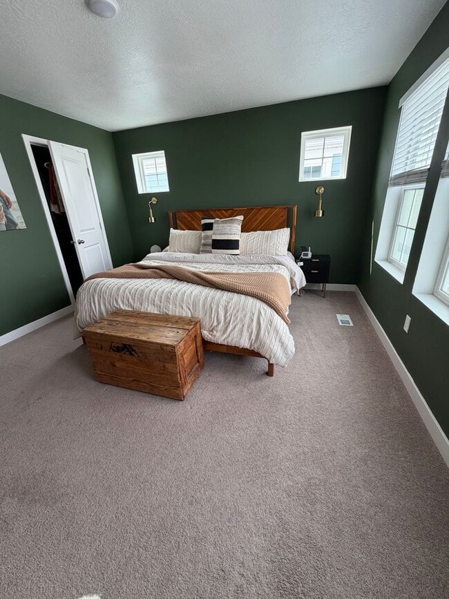 Building Photo - 3 bedroom, 2 bathroom South Jordan Home
