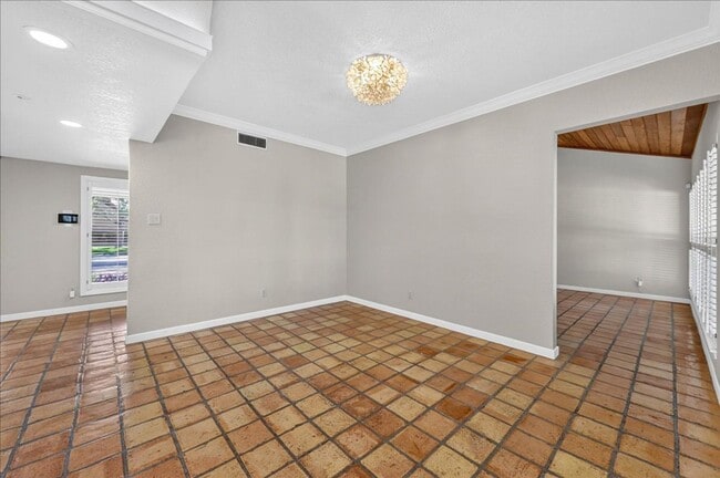 Building Photo - 5305 Greenbriar Dr