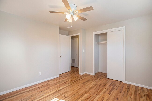 Building Photo - Newly Renovated 2Bed/1Bath Duplex