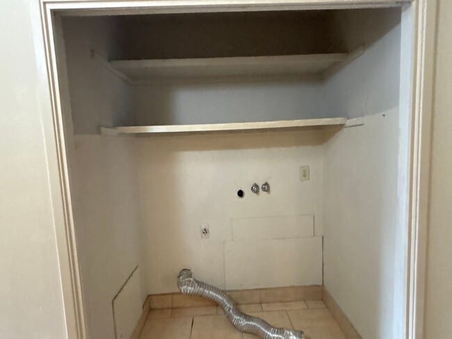 Building Photo - CHARMING 3 BEDROOM 2 BATHROOM SINGLE-STORY IN STOCKTON!