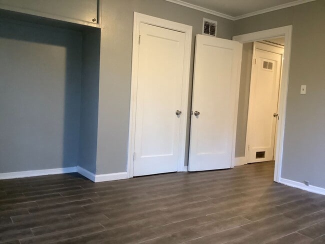 Building Photo - 2 Bedroom 1 Bath available for Rent