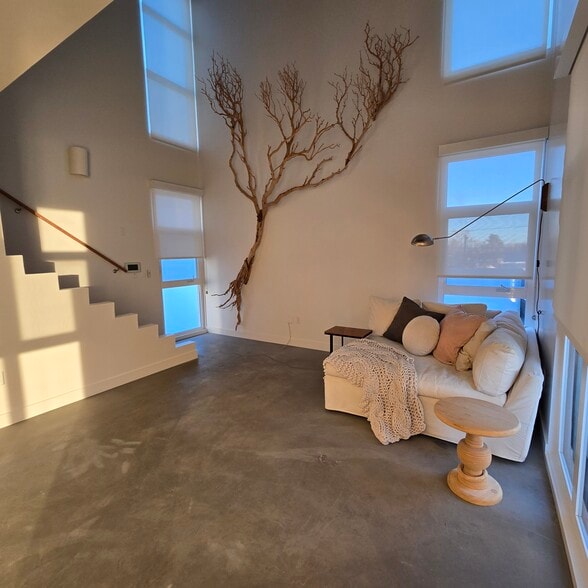 Building Photo - 519 S 6th St