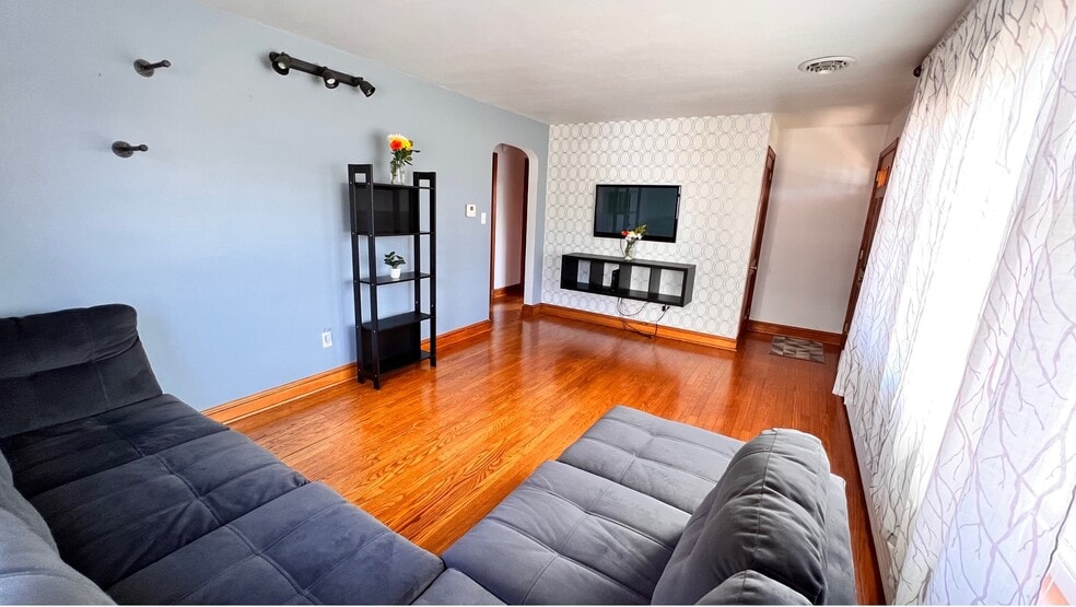 Living room with large sofa and TV. - 324 Woodland View Dr