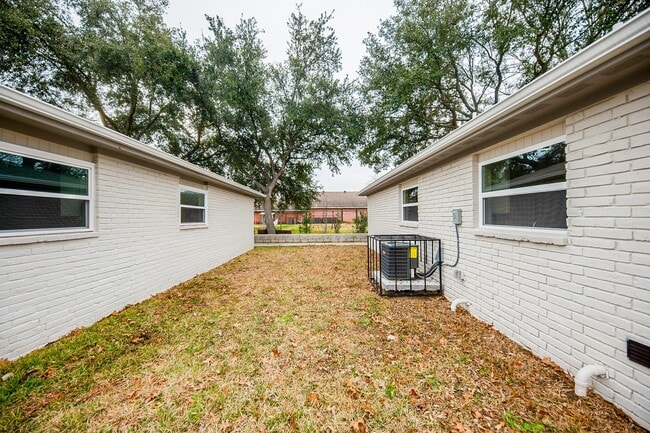 Building Photo - 5042 Mallow St