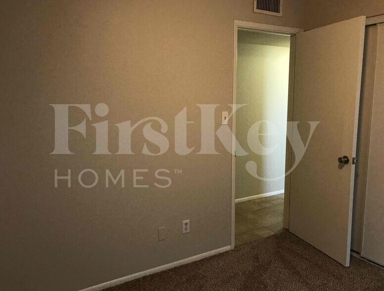 Building Photo - 5520 W Golden Ln