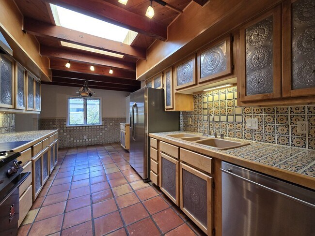 Building Photo - 295 Lomita St