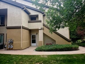 Building Photo - Updated 3 bedroom townhome with easy access to Powers Corridor!