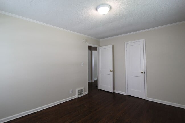 Building Photo - 2 Bedroom 1 Bath Home in Mission Kansas