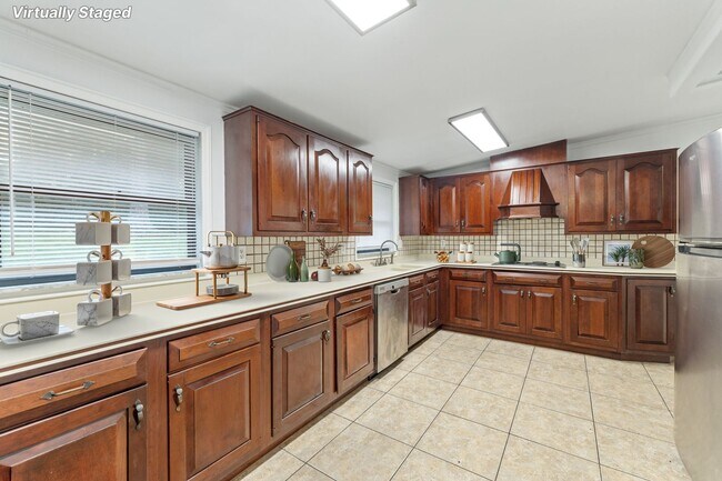 Building Photo - 211 N Lipona Rd