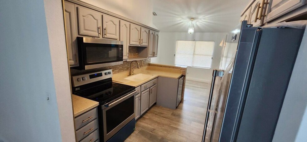 Building Photo - 301 SW Whitmore Dr