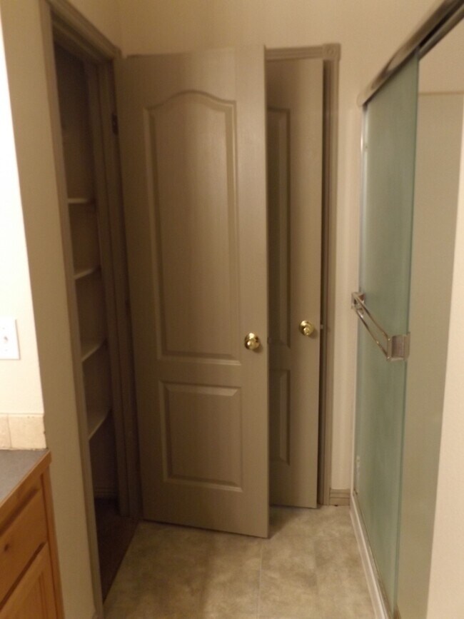 Building Photo - Spacious 3 Bedroom, 2 Bathroom Duplex with Two Car Garage and Fenced Yard!