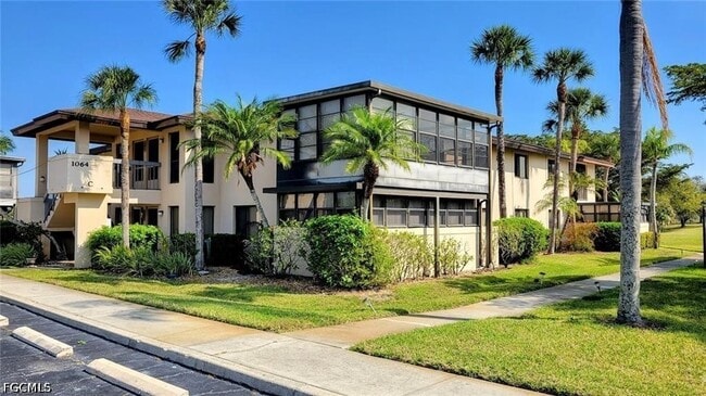 Building Photo - 1064 Villa Dr