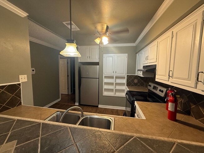 Building Photo - 3BD 2BA FLAT UPSTAIRS WITH HUGE BALCONY