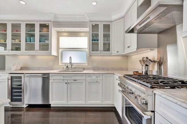 Building Photo - 136 Worth Ct S