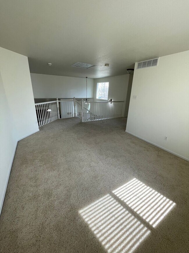 Building Photo - 4 Bedroom 3 Bathroom Home Available now!