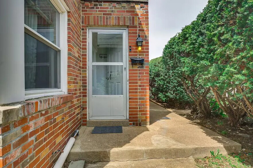 Building Photo - 6926 Natural Bridge Rd