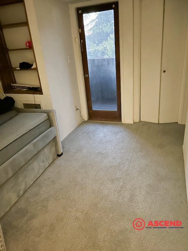 Building Photo - Charming Townhouse in the Stockdale Area