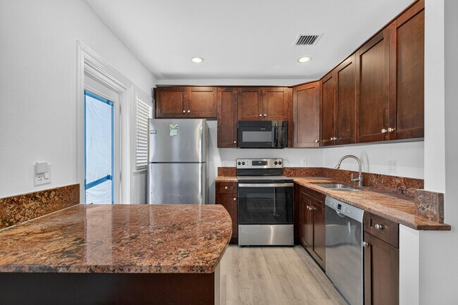 Building Photo - 423 SW 11th Ct