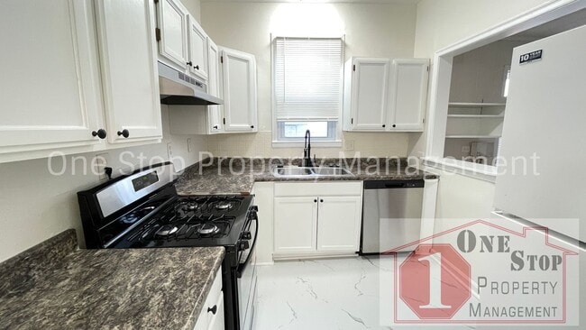 Building Photo - Beautiful 4 Bedroom 2 Bathroom Home in Kansas City!