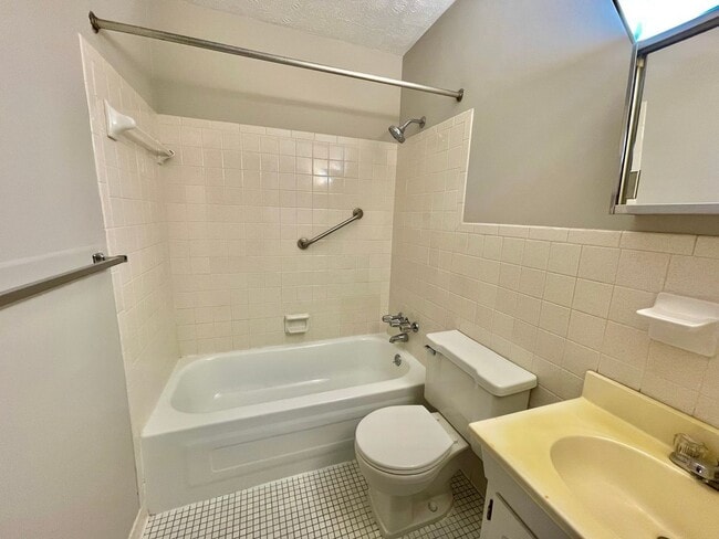 Building Photo - 4126 W 8th St