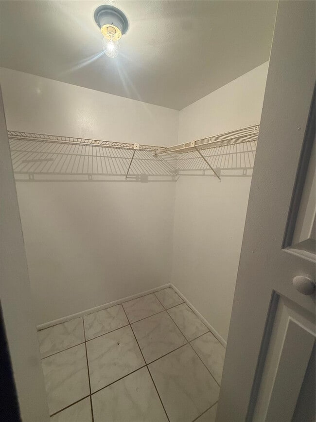 Building Photo - 7960 N Colony Cir