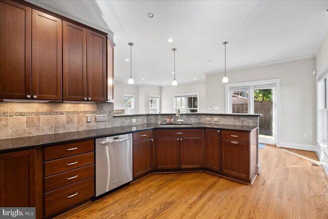 Primary Photo - 902 Ramsey St