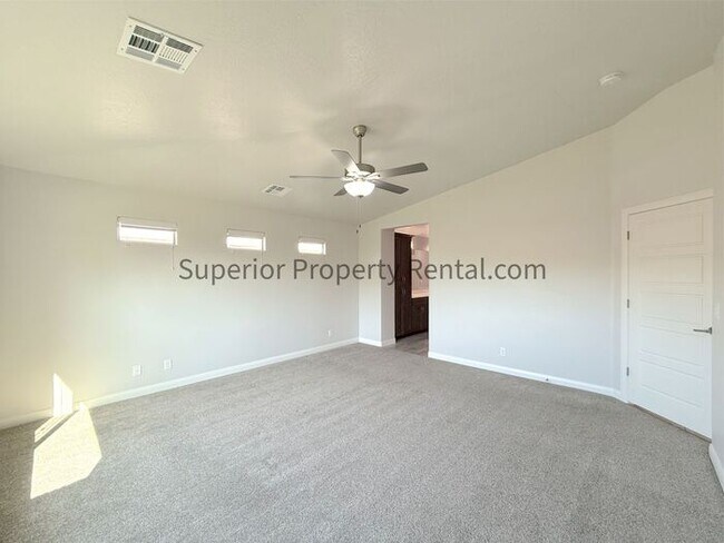 Building Photo - 4 bed, 2 bath home w/2car garage