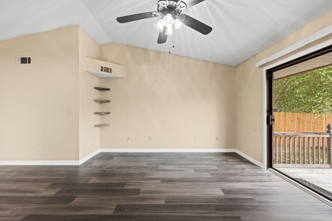 Building Photo - IDEAL LOCATION!