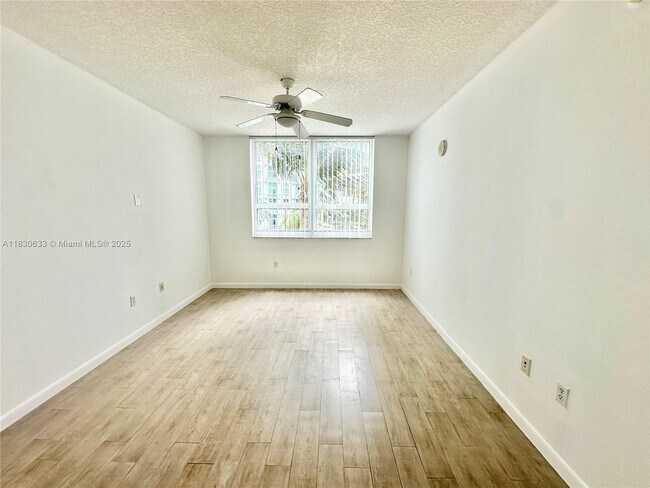 Building Photo - 2000 N Bayshore Dr