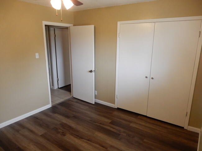 Guest Bedroom - 12307 shadyview dr