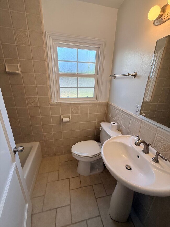 Building Photo - Adorable 2-bedroom home available for rent in Lakewood Mutuals!