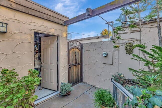 Building Photo - Recently updated spacious 3 bedroom 2.5 bath townhome available soon