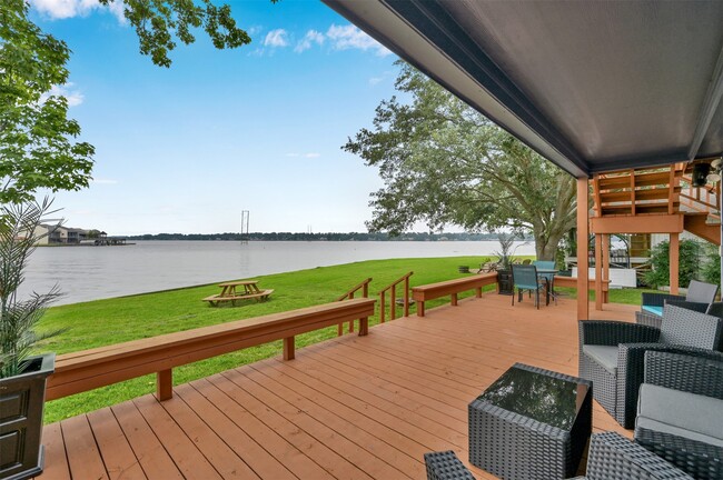 Building Photo - 124 April Point Dr N