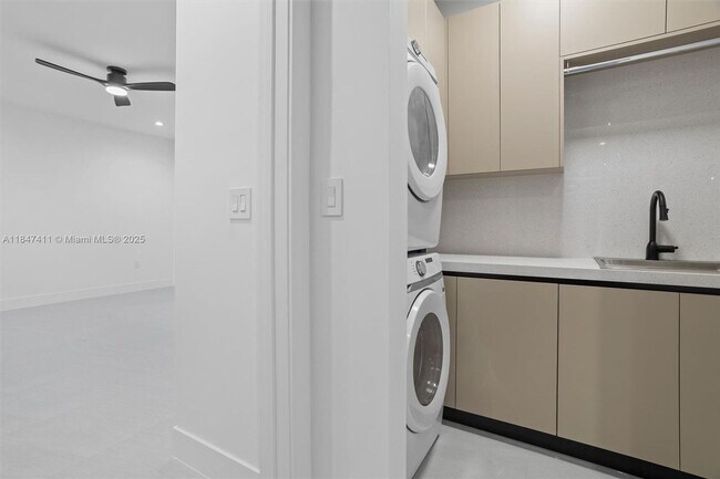 Building Photo - 917 SW 78th Pl