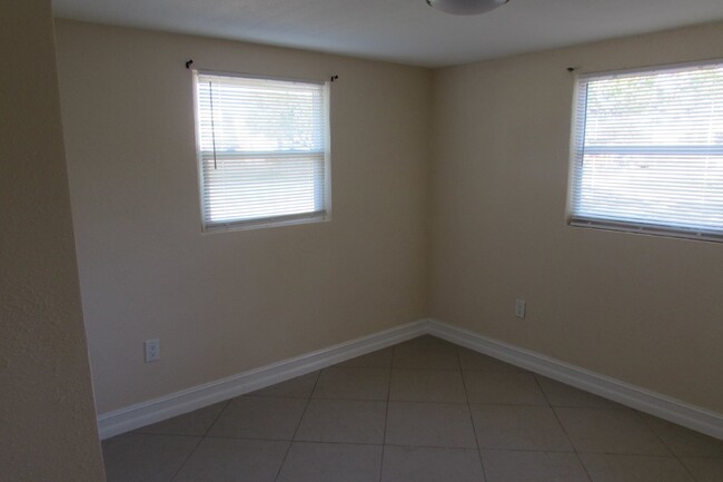 Building Photo - 2.1 Apartment in Port Charlotte!