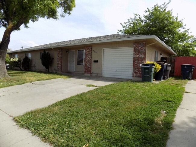 Building Photo - Single story, 3 bed 1.5 bath home.