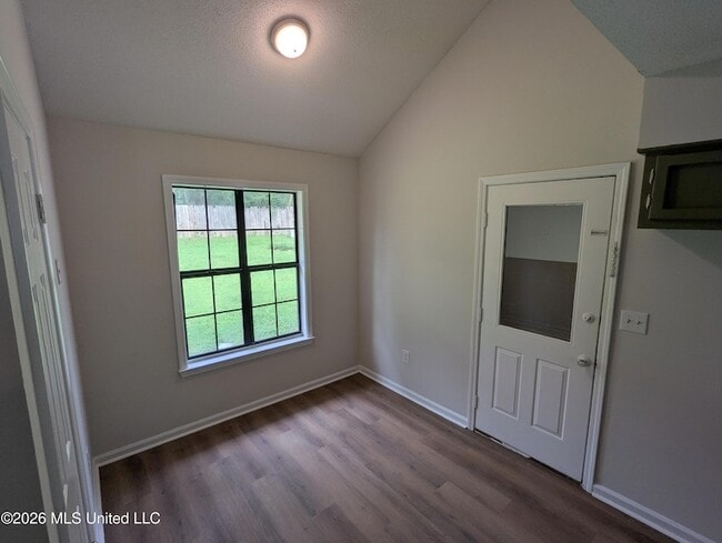 Building Photo - 5640 Ingleside Dr