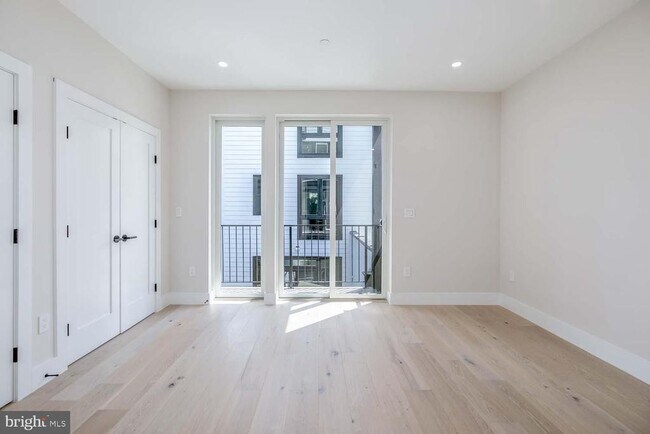 Building Photo - 722 Kenyon St NW