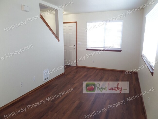 Building Photo - Fabulous 2-Bedroom Duplex w/Attached Garag...