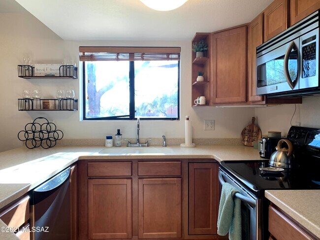 Building Photo - 5051 N Sabino Canyon Rd