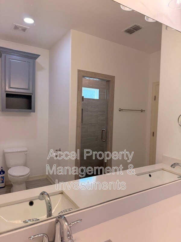 Building Photo - 418 Gonzalez Dr