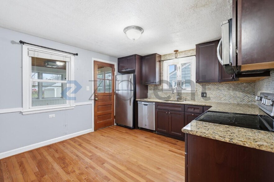 Building Photo - 18 St James St