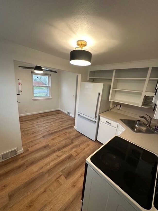 Building Photo - 11 Hedge St