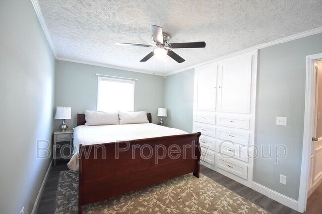 Building Photo - 823 Southview Cir