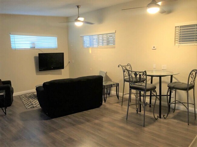 Building Photo - Furnished Studio